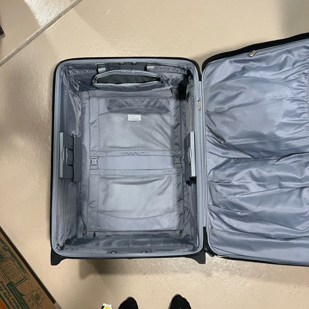 Briggs & Riley Sleek Black Suitcase - Picture 15 of 17